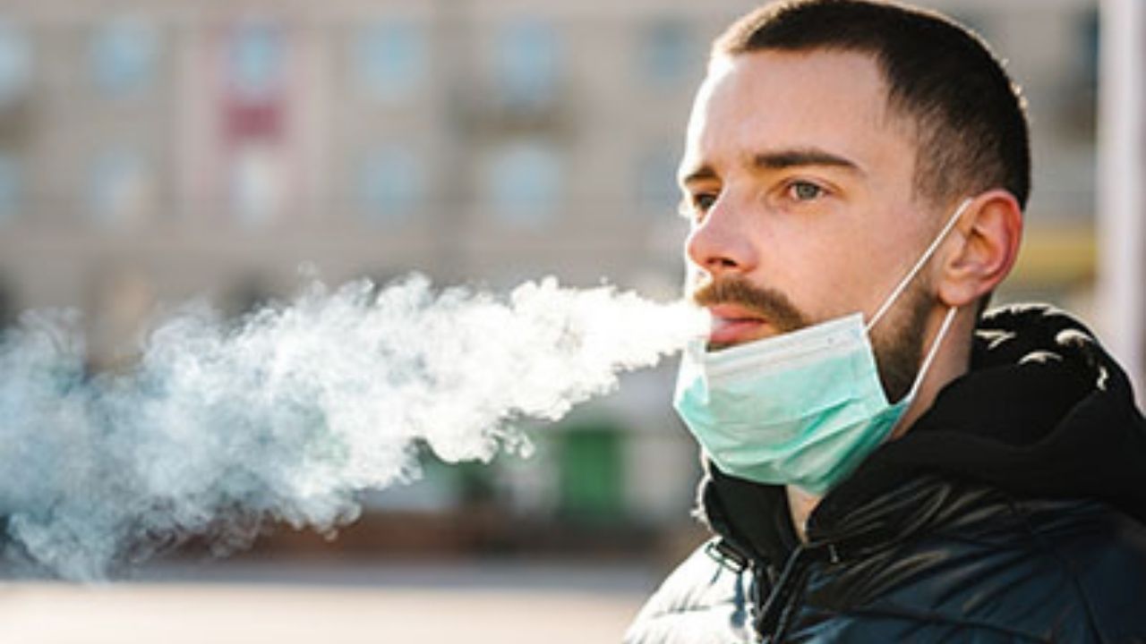 Men who smoke are more likely to have a pneumothorax.
